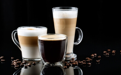 Billede af forskellige kaffevarianter.